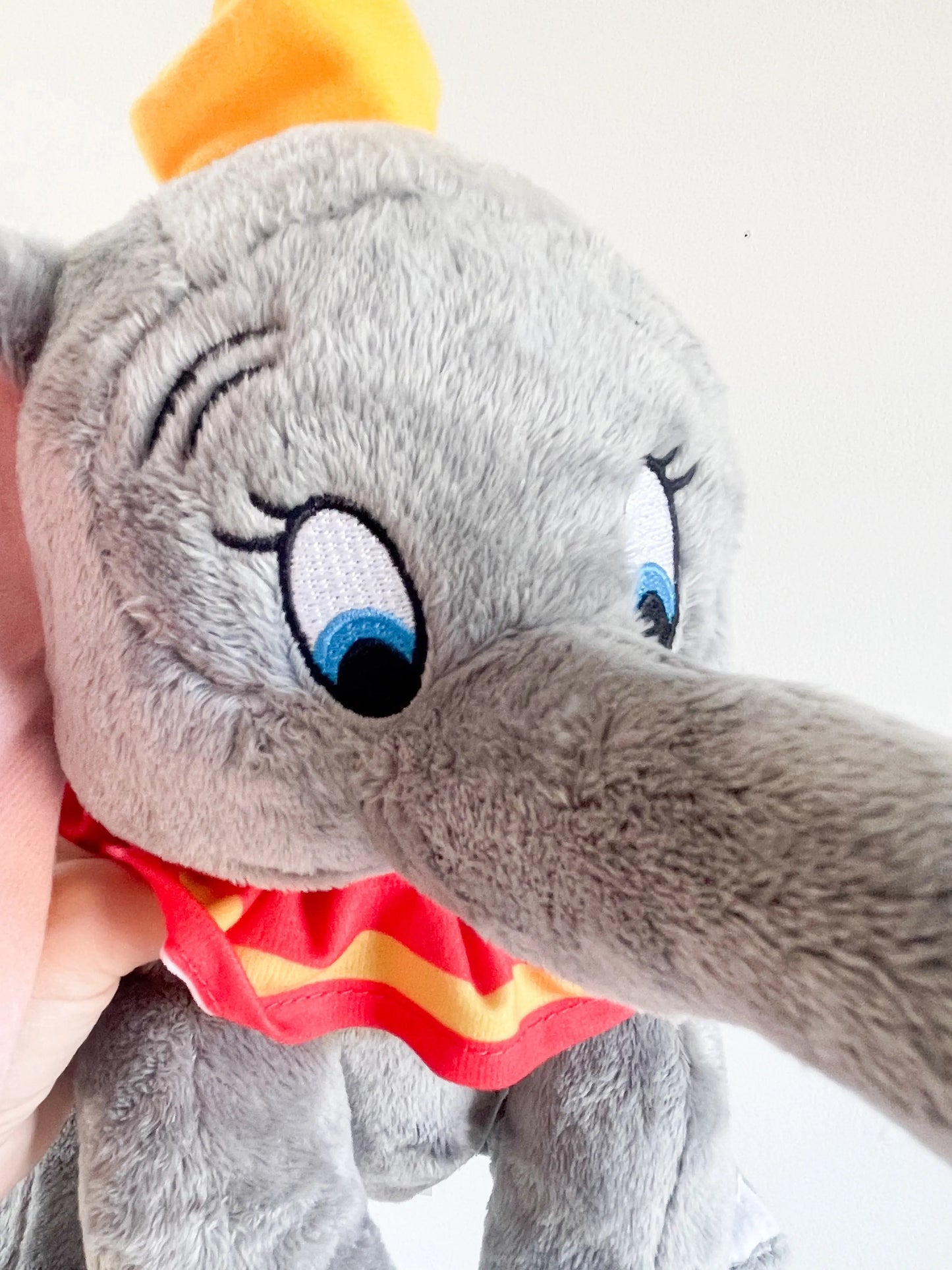 zoom sur la peluche dumbo disney sur les yeux éléphant