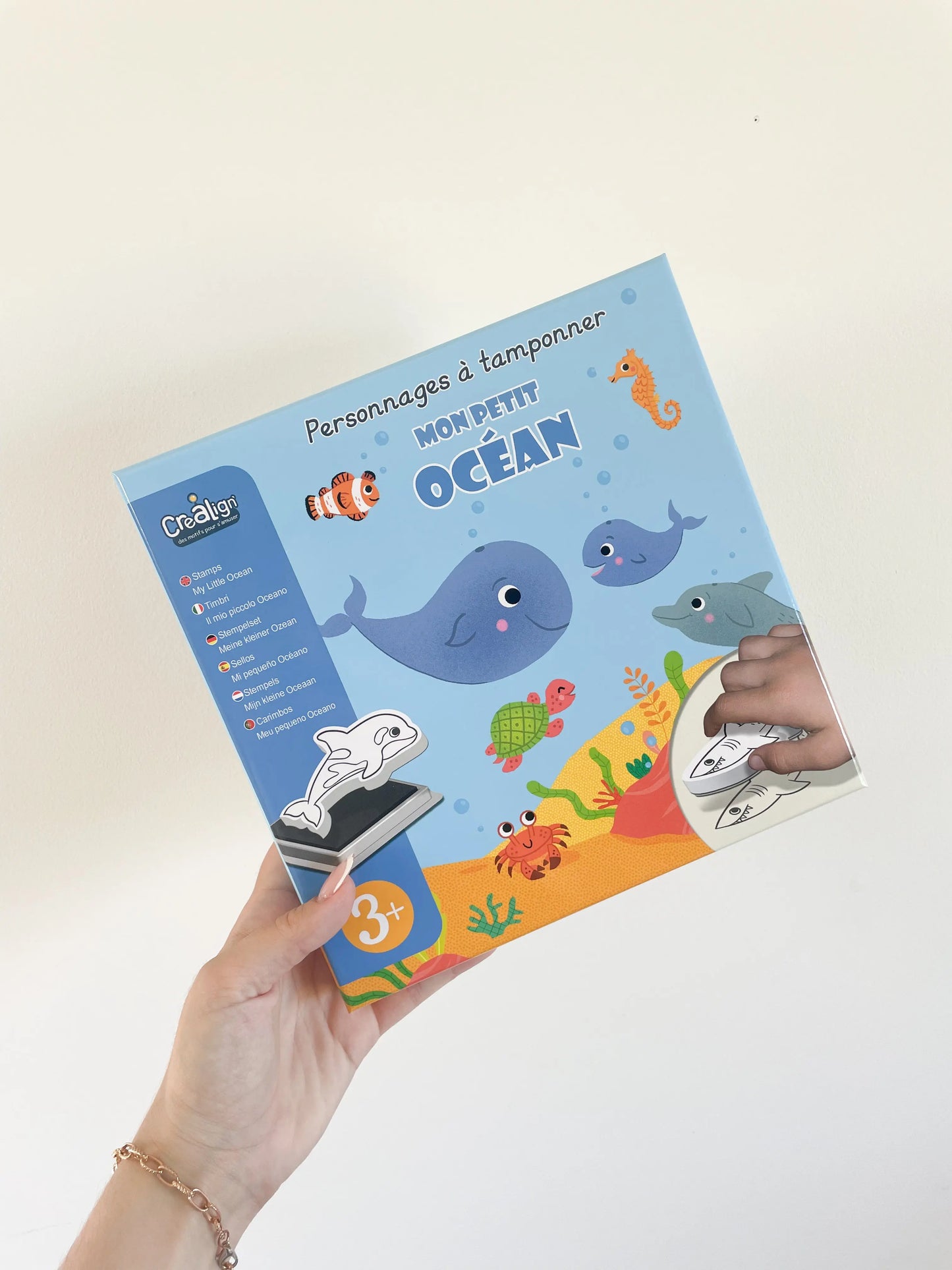 Coffret de tampons "Mon petit océan" pour enfants – boîte tenue en main sur fond blanc