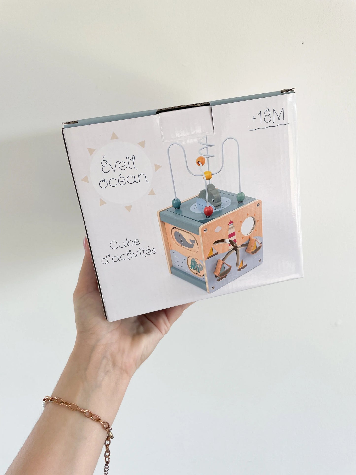 Cube d’éveil bébé océan – présentation du jouet avec packaging visible