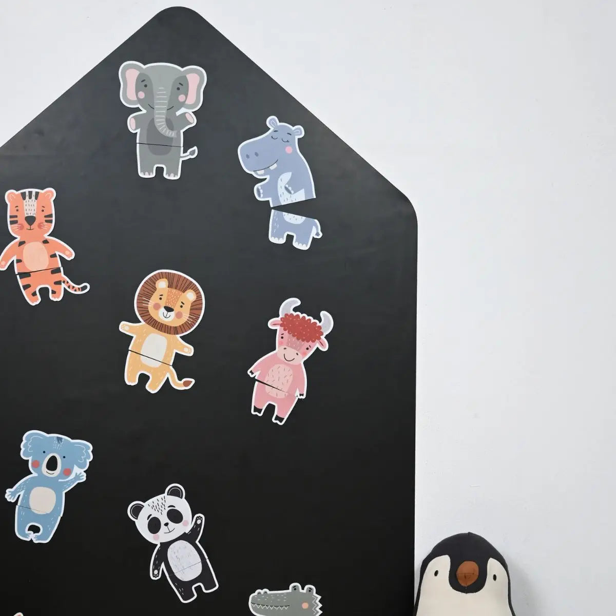 Puzzle magnétique animaux rigolos sur grand tableau mural noir – jeux ludique