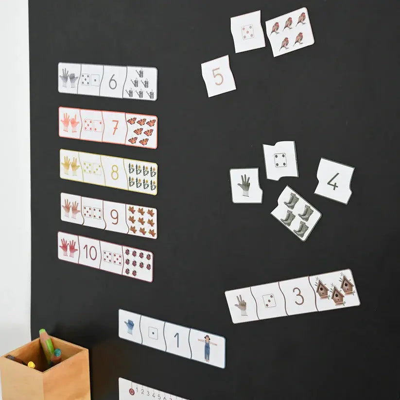 Tableau magnétique noir avec puzzle installé – chiffres et illustrations visibles