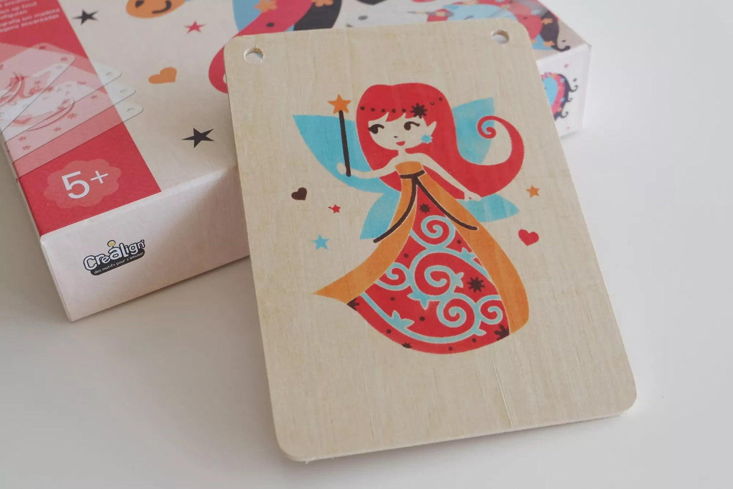 Zoom sur une création en bois décorée avec le coffret "Personnages enchantés"