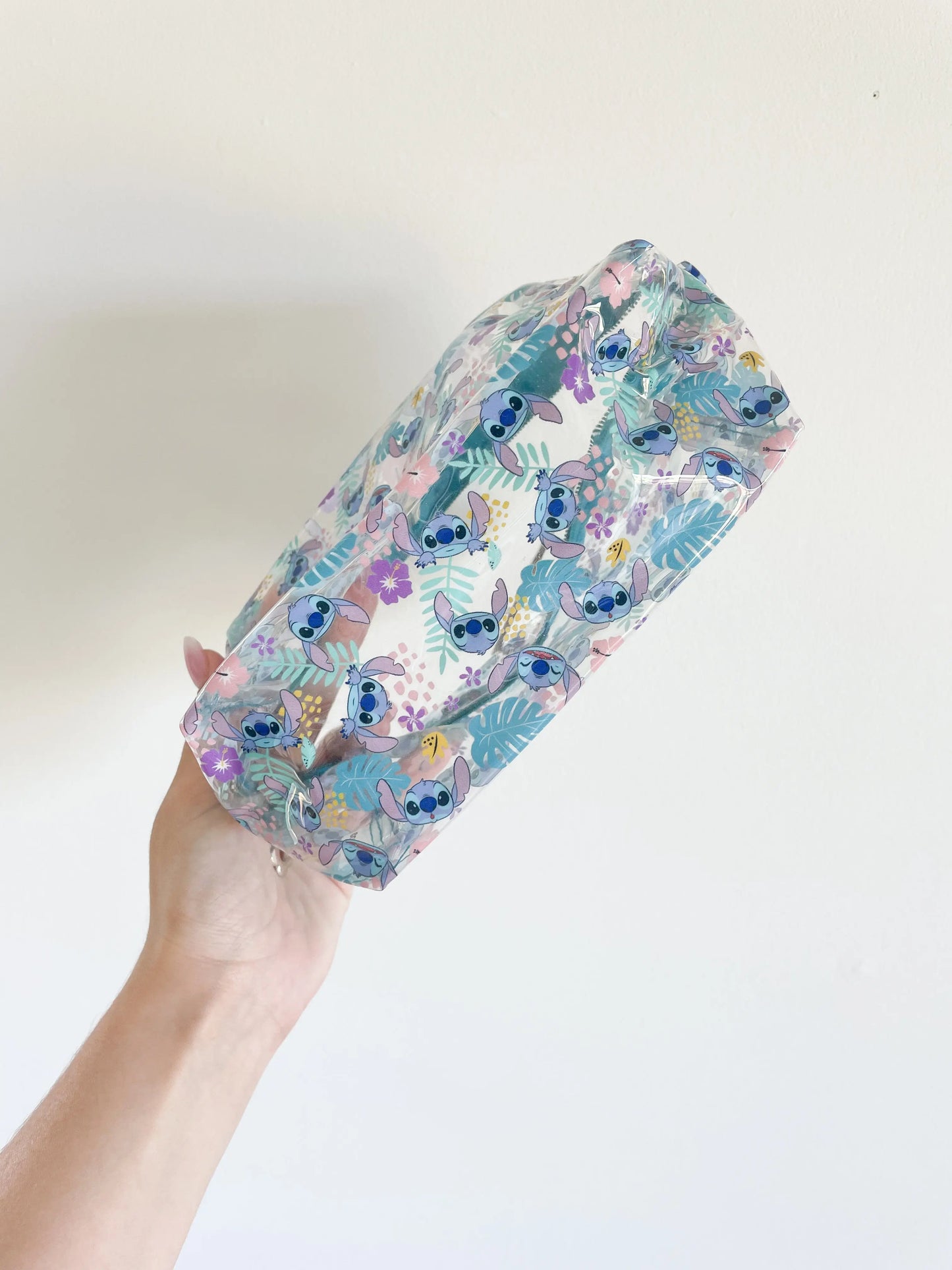 vue du dessous de la trousse stitch disney bleu transparente pour enfant.