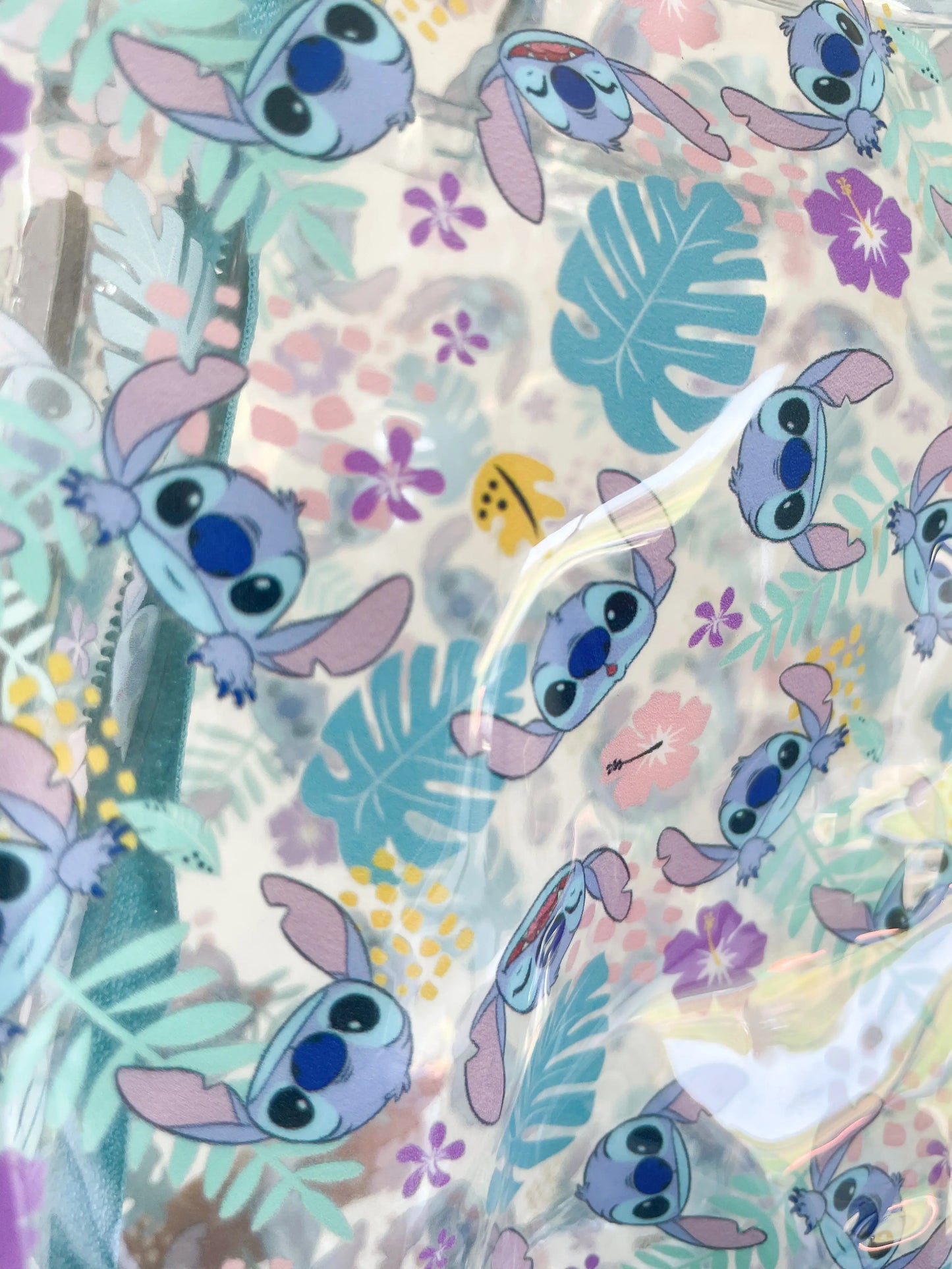 Zoom sur les détails de la trousse stitch bleu pour enfant