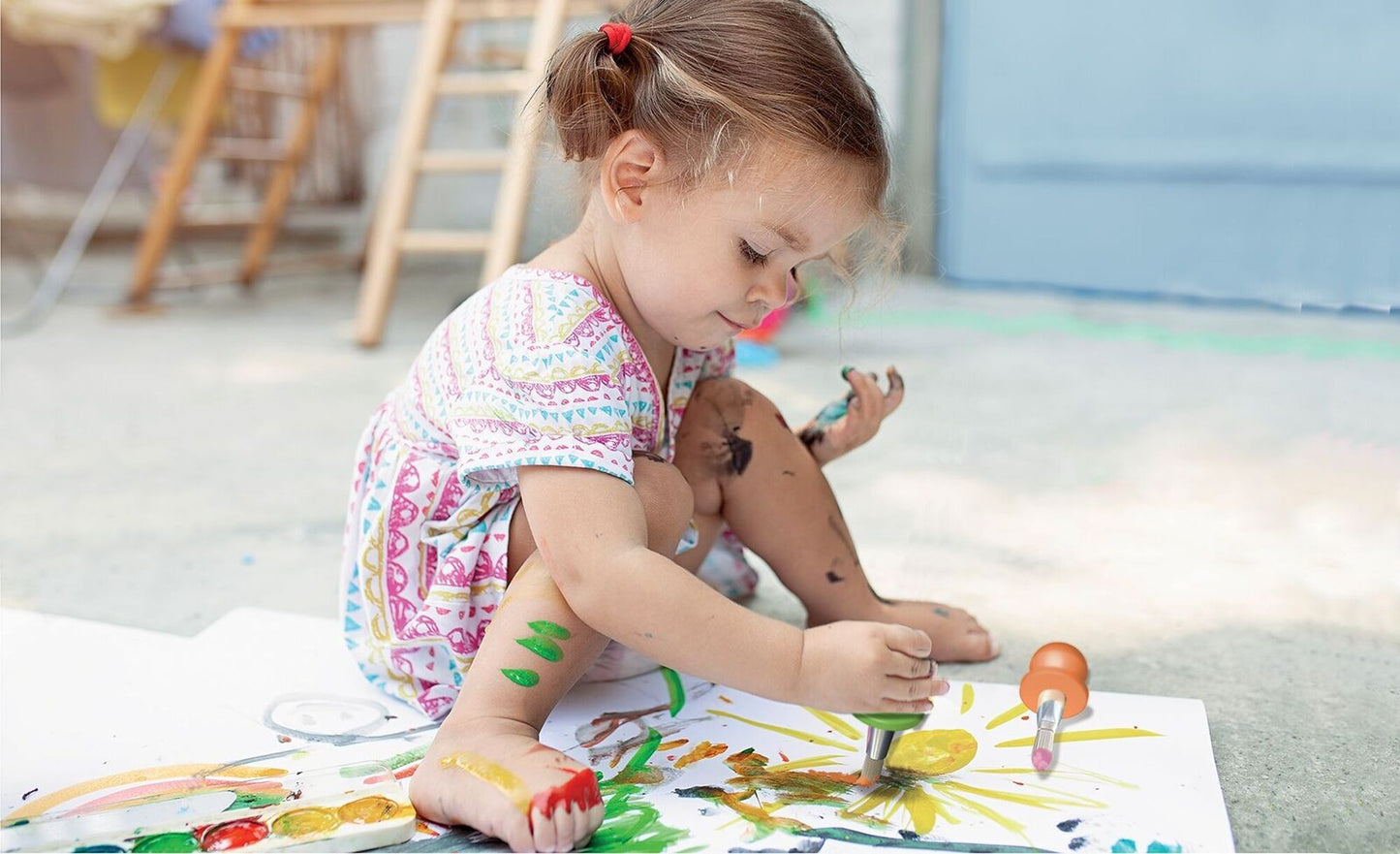 Enfant en bas âge en train de peindre avec les pinceaux ergonomiques du coffret Créalign
