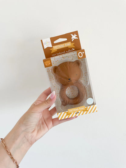 Packaging du hochet ours tenu à la main sur fond blanc – présentation boîte cadeau
