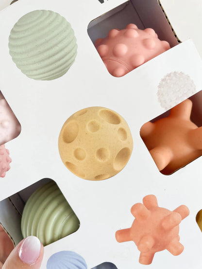 Balles sensorielles colorées en silicone – vue rapprochée des textures variées