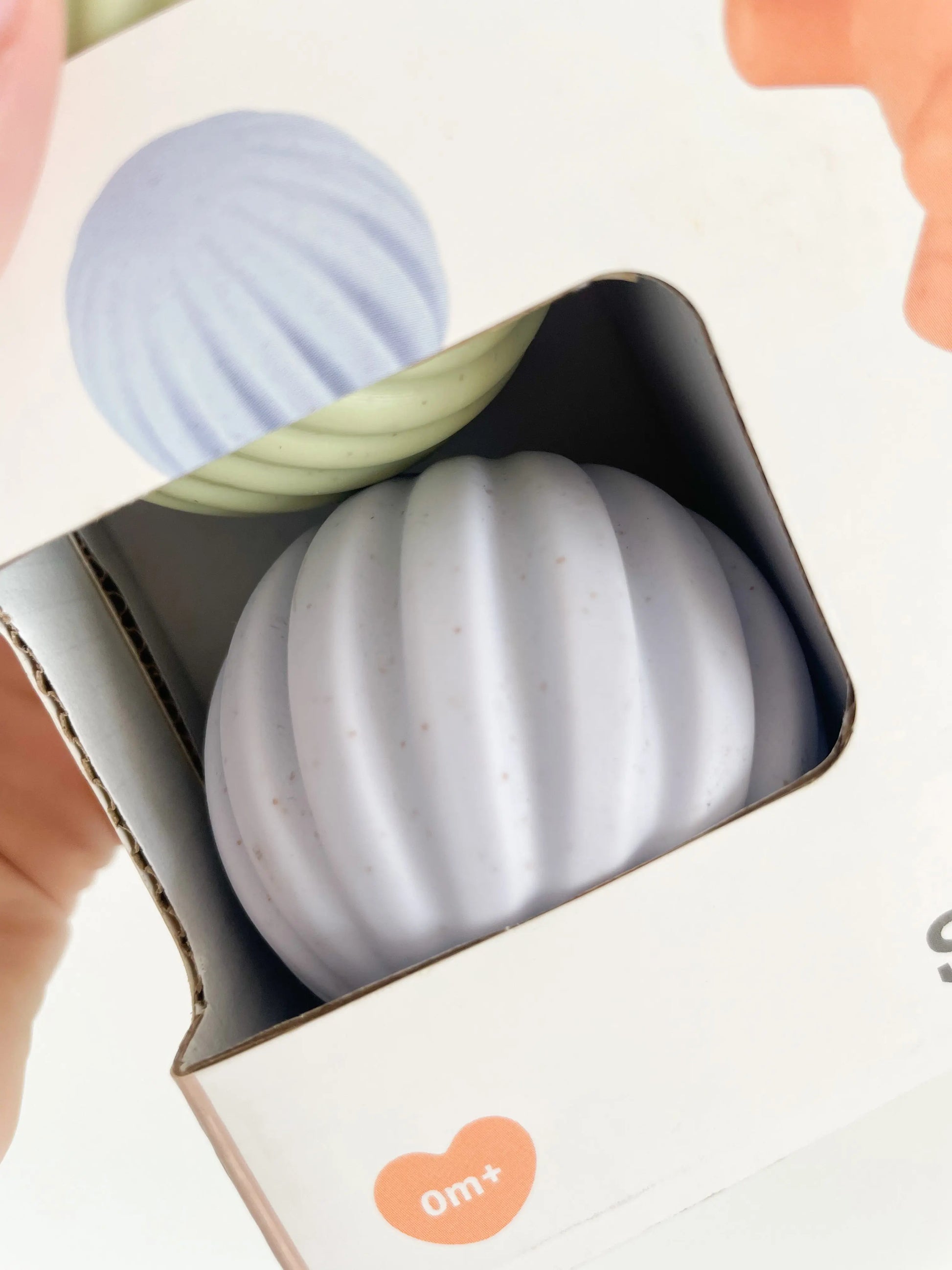 Zoom sur les balles sensorielles texturées – couleurs pastel