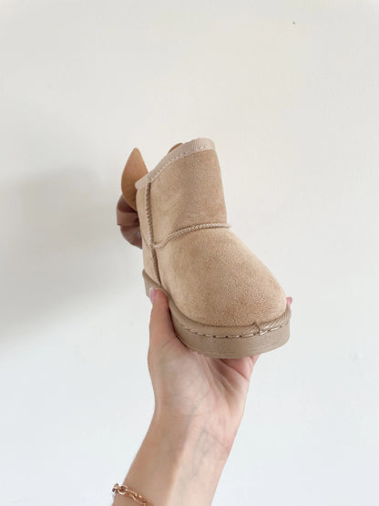 Bottines fourrées beige pour bébé fille, avec nœud et oreilles de lapin, présentées de face
