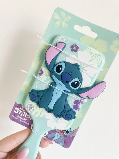 Brosse à cheveux Stitch disney de couleur bleu. Gros zoom sur stitch 