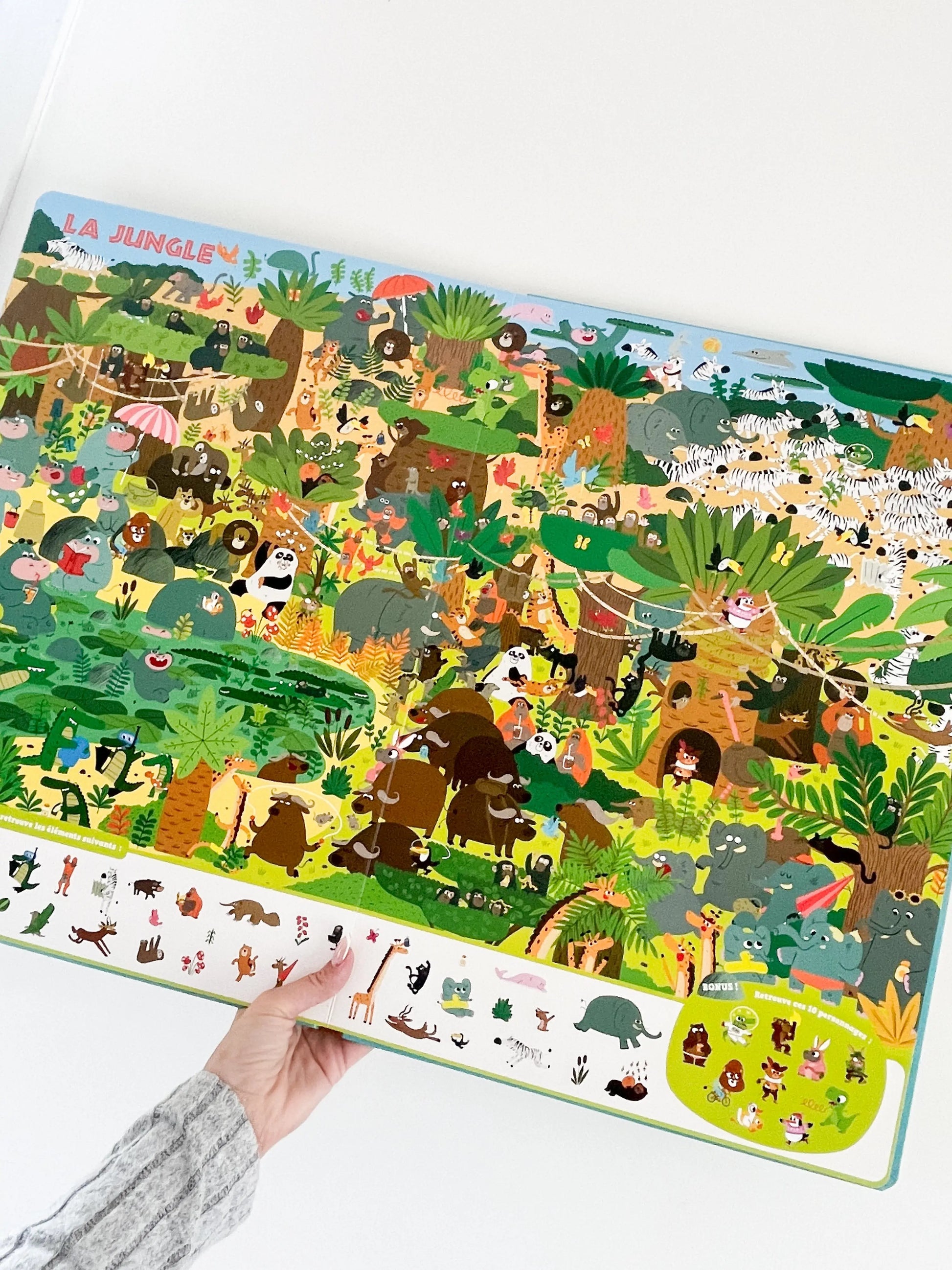 livre CHERCHE ET TROUVE GEANT - LES ANIMAUX DU MONDE pour enfant page intérieur la jungle. 