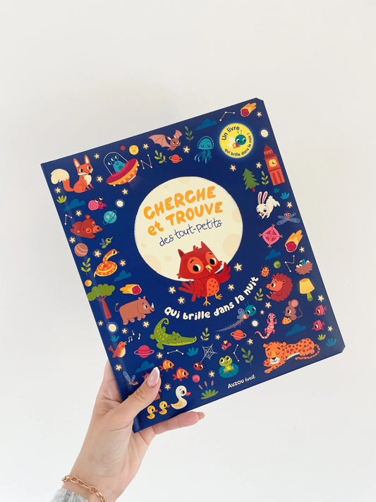 Livre cherche et trouve des tout petits - Qui brille dans la nuit dès 12 mois. Page de couverture bleu avec hibou avec des éléments. 