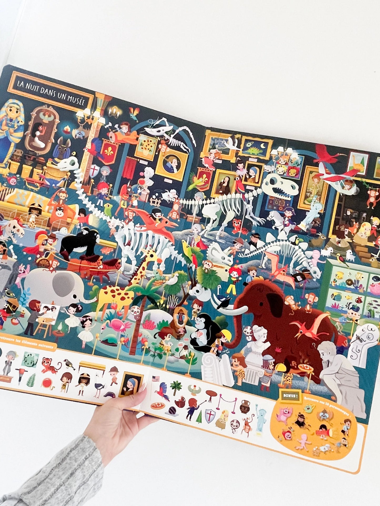 Livre Cherche et trouve geant - Qui brille dans le noir pour enfant. Détail du livre page intérieur.