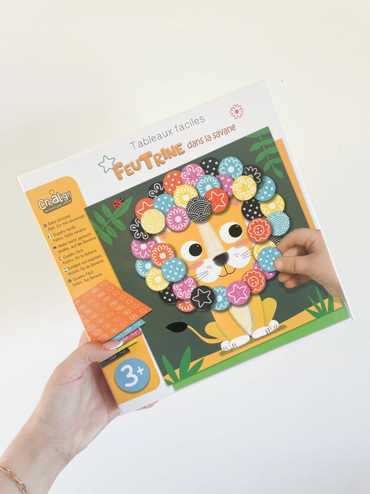 Kit créatif La Savane Crealign avec gommettes en feutrine, activité manuelle pour enfants dès 3 ans. Prise de vue dans la main sur fond blanc