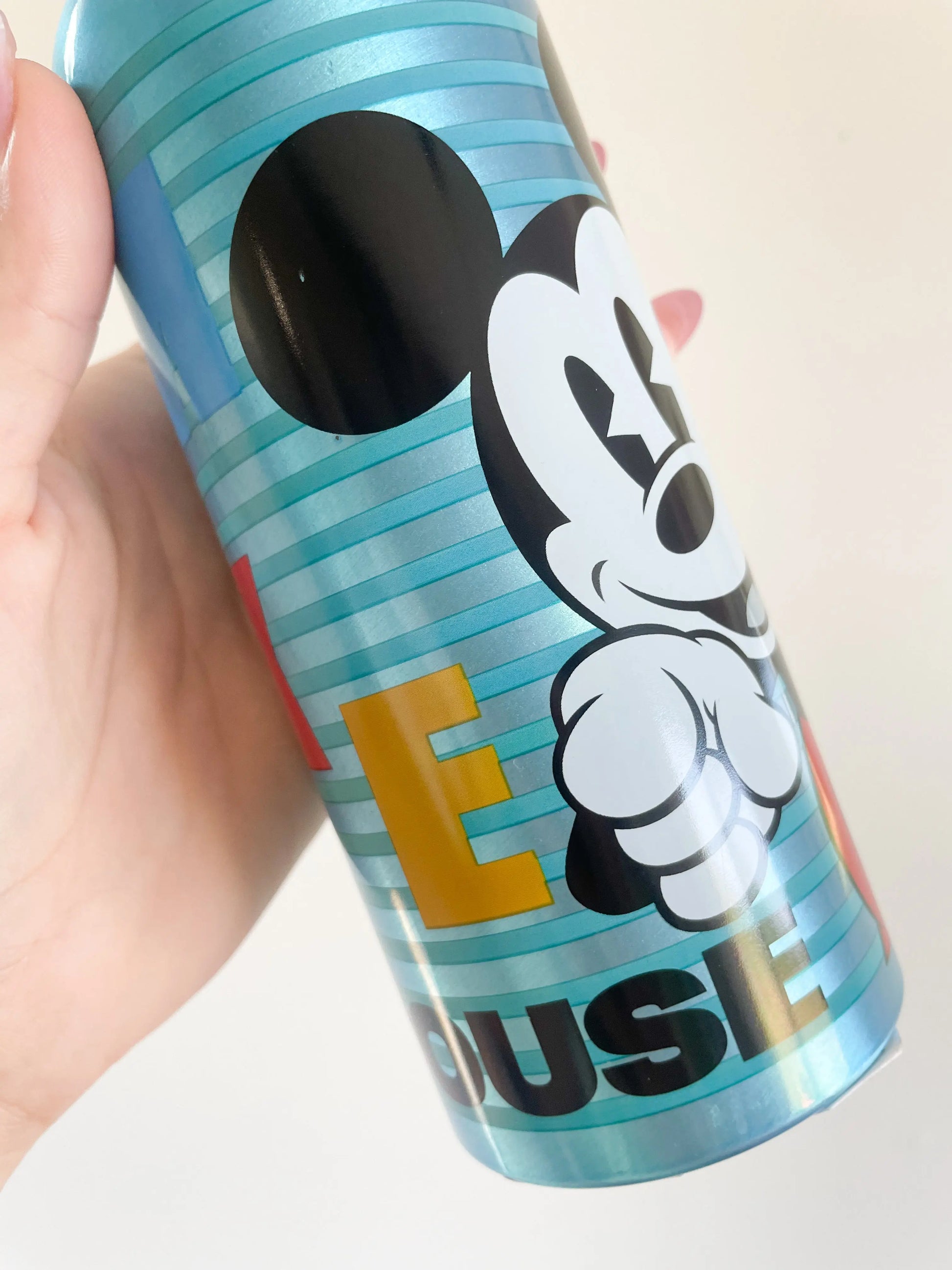 Zoom sur la gourde mickey bleu disney 