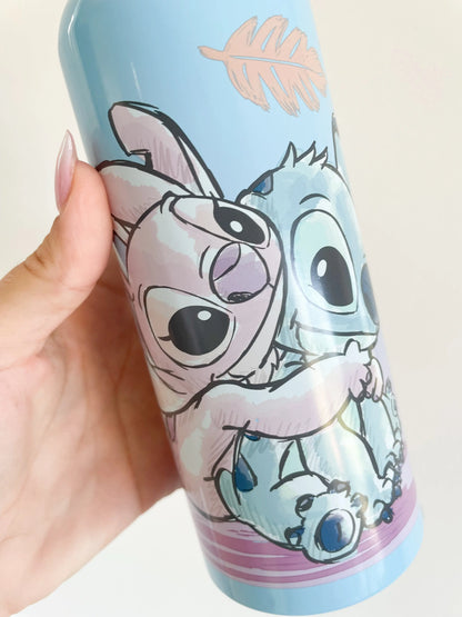 Zoom sur la gourde Stitch Angel montrant les personnages Stitch et Angel.