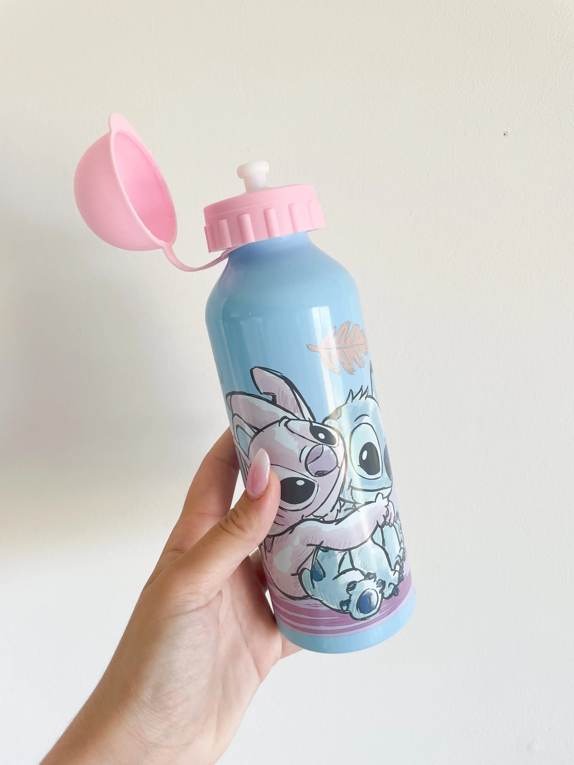 Gourde Stitch et Angel ouverte avec le capuchon rose relevé