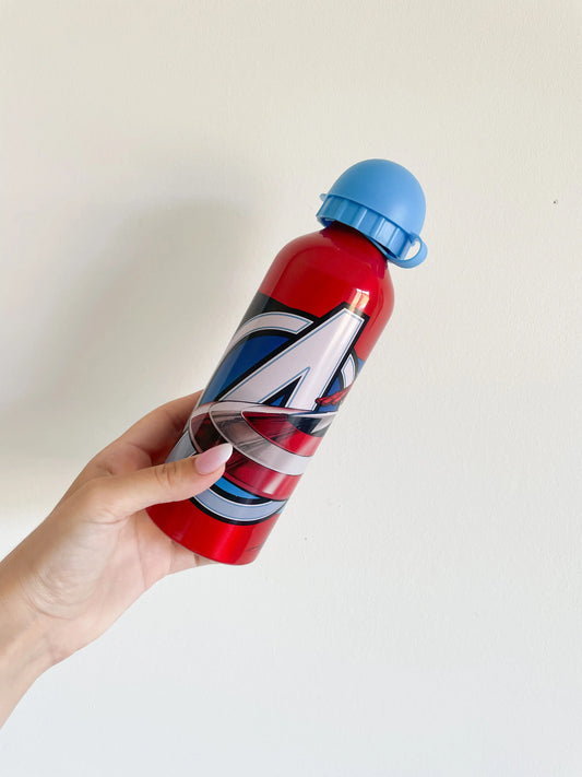 Gourde avengers - Captain America rouge avec bouchon bleu. Prise dans une main sur fond blanc