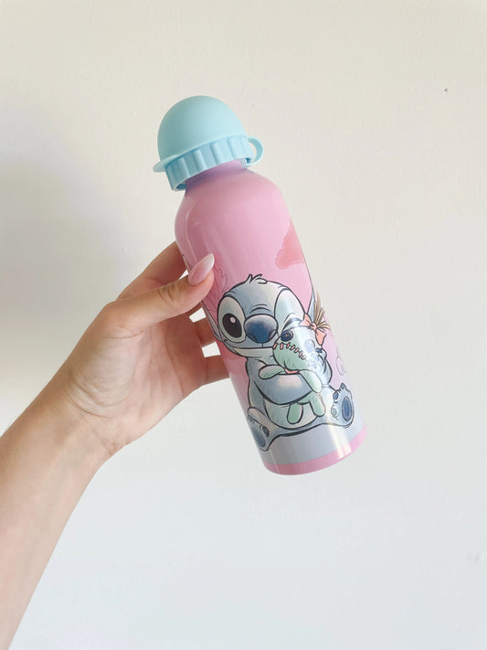 Gourde enfant Stitch rose tenue à la main sur fond blanc, décorée avec le personnage de Stitch sur le devant
