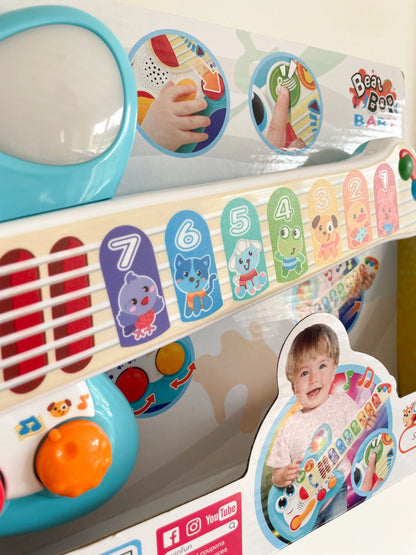 Zoom sur les details de la guitare electronique pour bébé de 12mois. Avec les animaux.