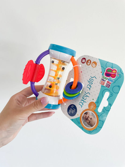Hochet bébé coloré avec billes --présentation sur fond blanc tenu a la main