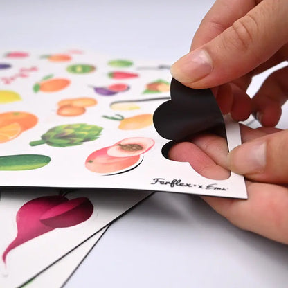 Plan rapproché d’un aimant fruit coloré sur fond blanc – jeu éducatif Ferflex®
