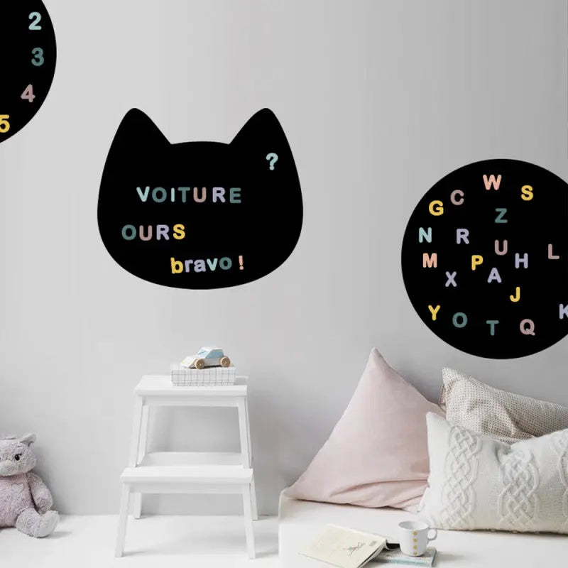 Tableau magnétique noir en forme de chat avec lettres pastel – déco chambre enfant
