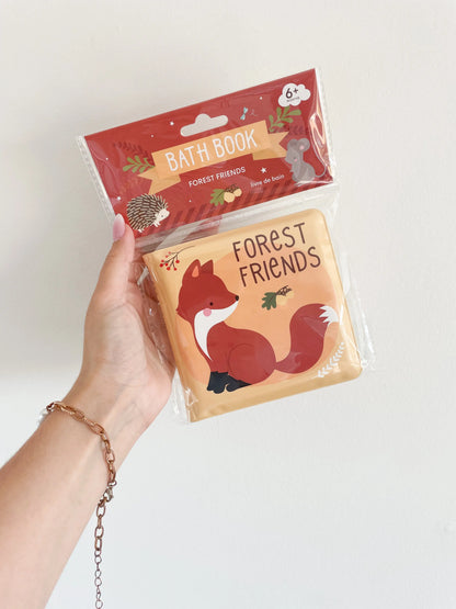 Livre de bain “Amis de la forêt” tenu à la main sur fond blanc – couverture rouge avec animaux