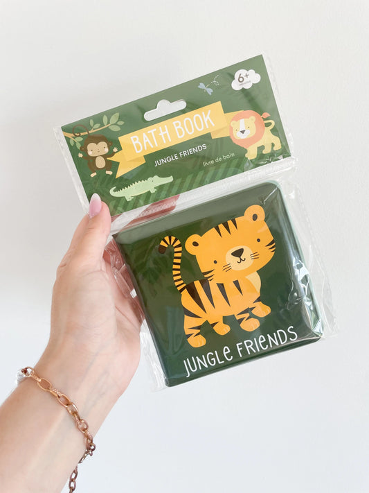 Livre de bain “Jungle Friends” tenu à la main sur fond blanc – couverture verte avec animaux de la jungle

