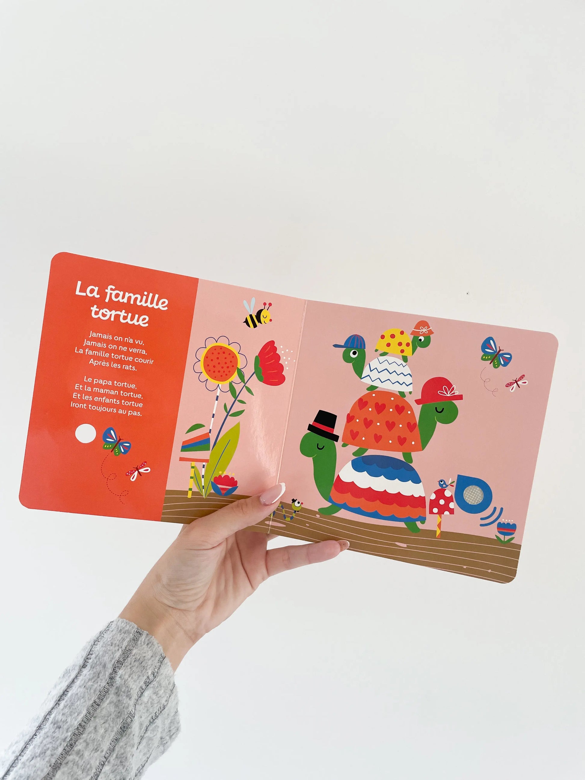 Mes premières comptines - Livre sonore pour bébé. Page intérieur du livre musicale, la famille tortue.
