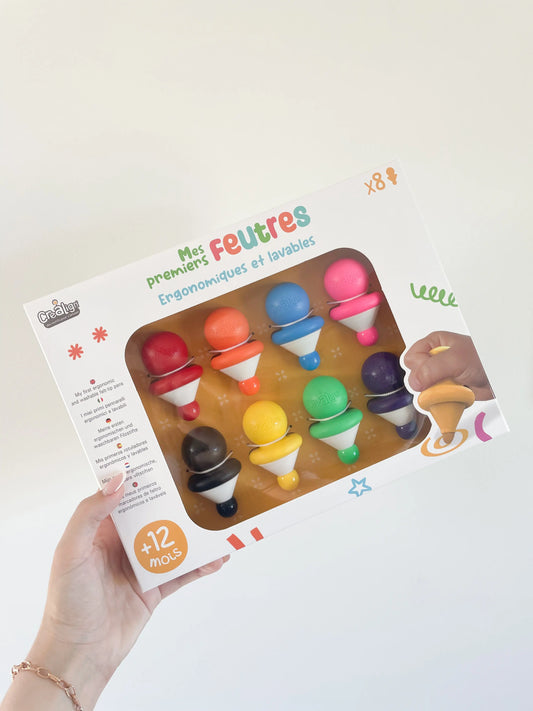 Boîte Mes premiers feutres pour bébé, lot de 8 couleurs vives, photo sur un fond blanc tenue dans une main.