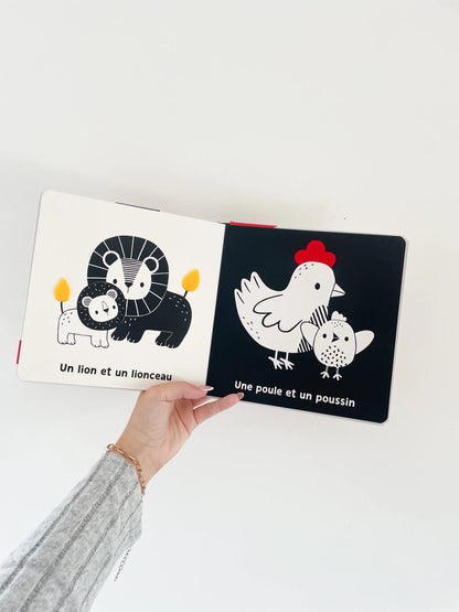 Livre noir et blanc bébé. Mes premiers flaps - Les bébés animaux, page intérieur du livre poule et lion.
