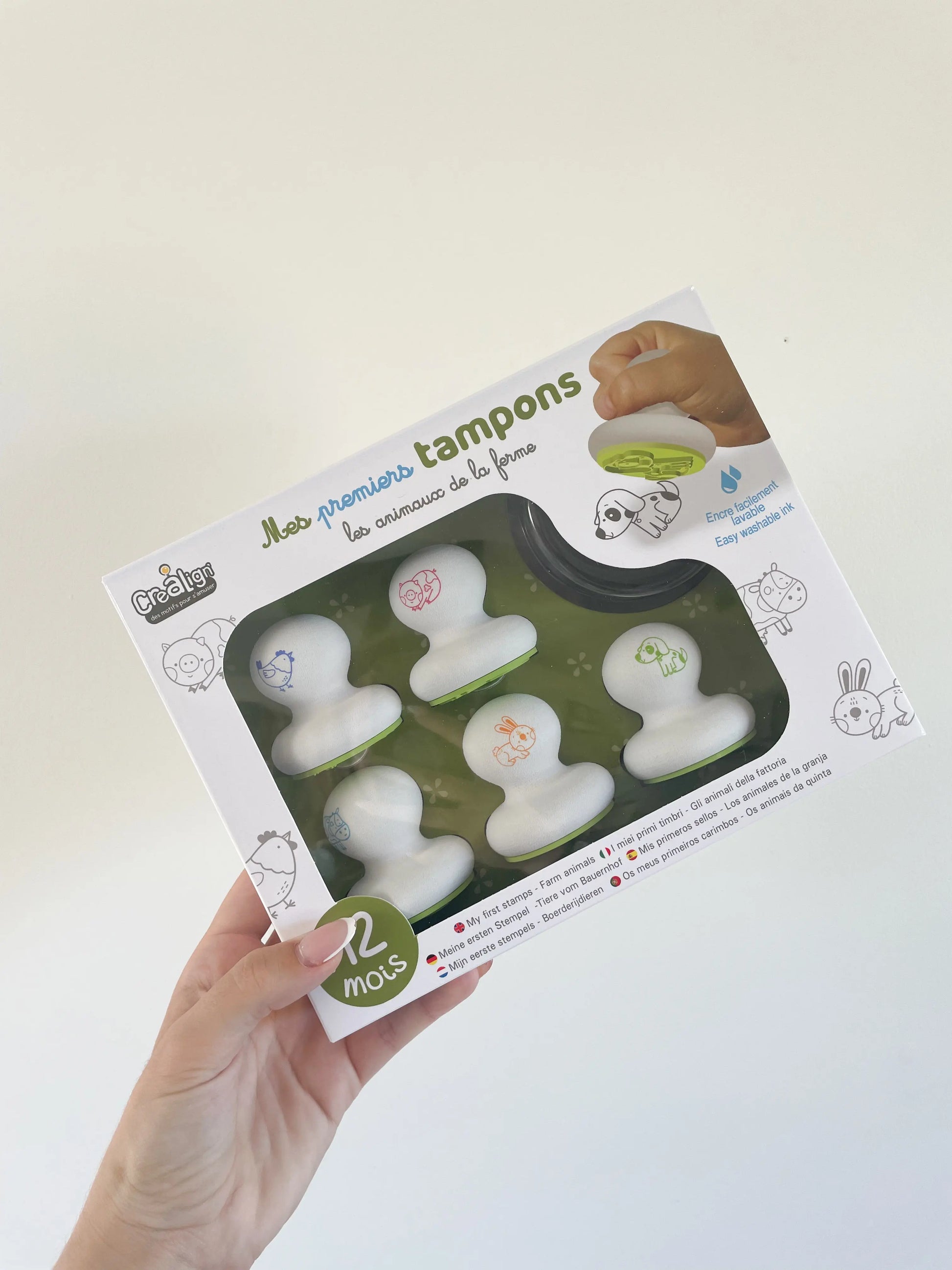 Coffret Mes premiers tampons animaux de la ferme pour bébé, packaging tenu en main sur fond blanc
