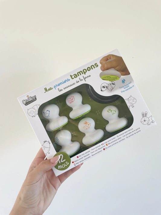 Coffret Mes premiers tampons animaux de la ferme pour bébé, packaging tenu en main sur fond blanc
