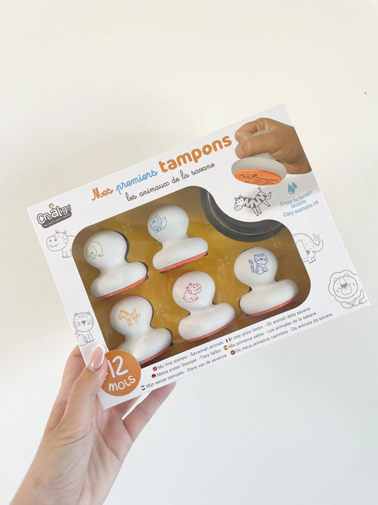Coffret Mes premiers tampons animaux de la savane pour bébé, boîte tenue en main sur fond blanc
