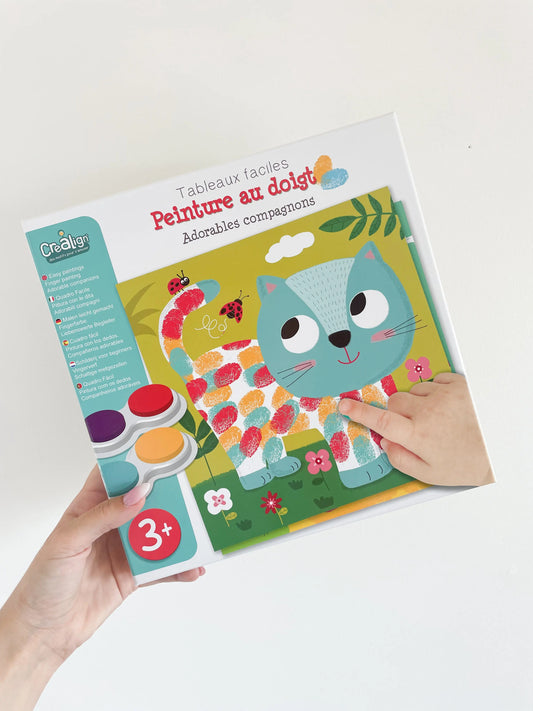 Kit peinture au doigt adorables compagnons Crealign pour enfants – boîte tenue a la main sur fond blanc