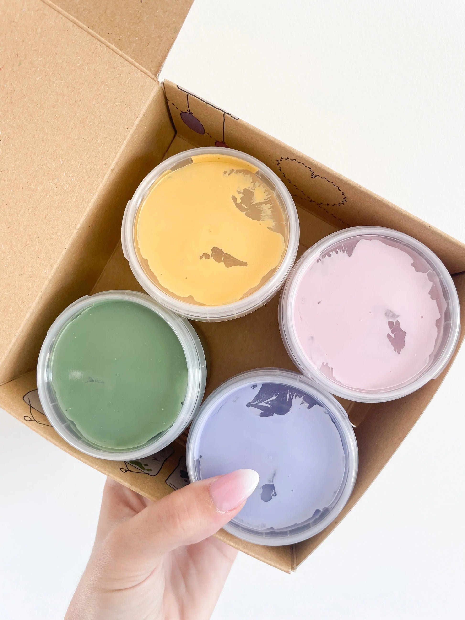 Peinture au doigt naturelle pour bébé – zoom sur les Couleurs bleu, rose, jaune, vert