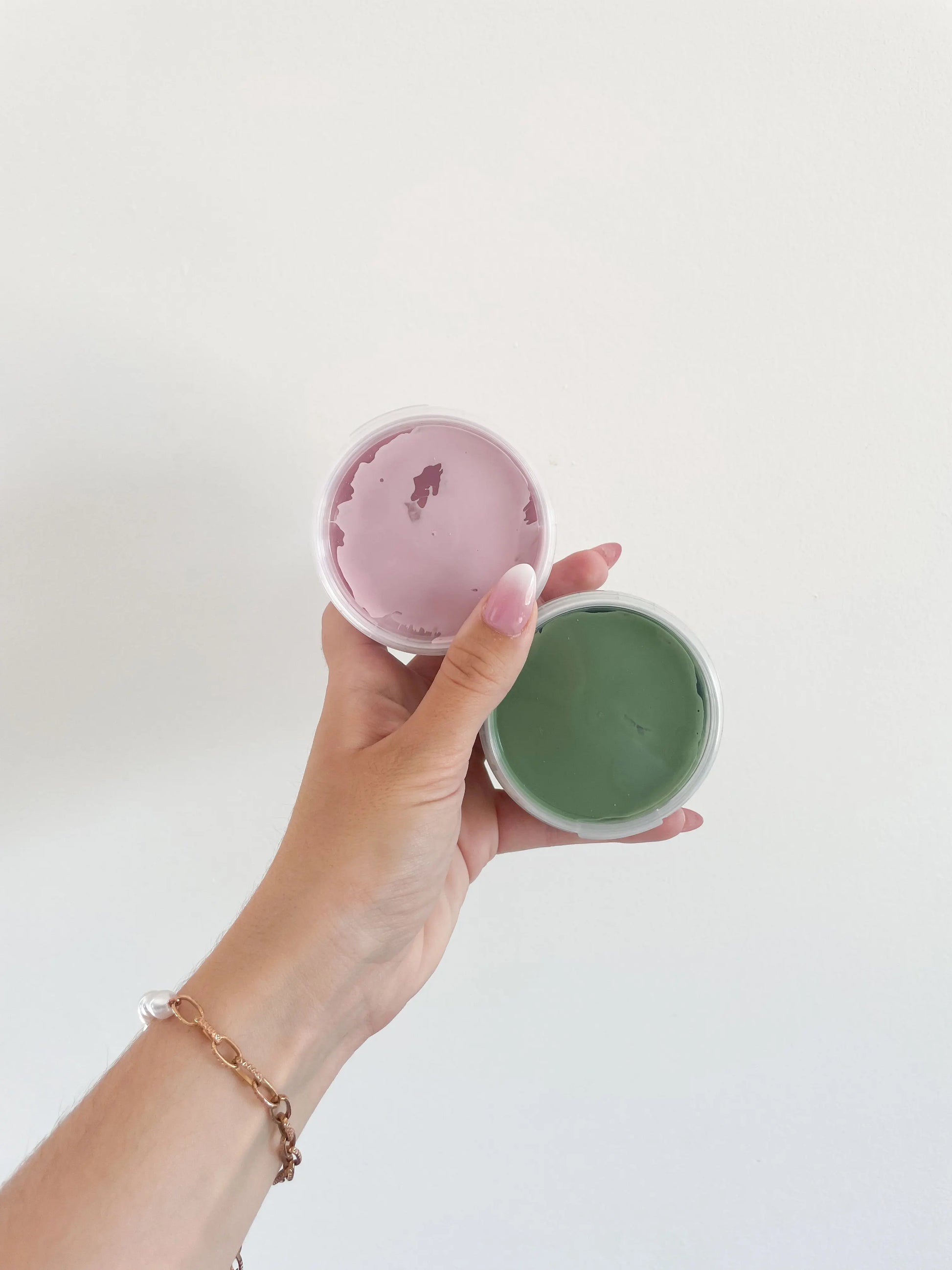 Présentation des pots de peinture rose et vert vegan enfant