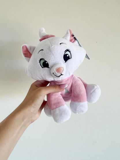 Peluche Marie des Aristochats 25 cm tenue par une main sur un fond blanc – vue de face