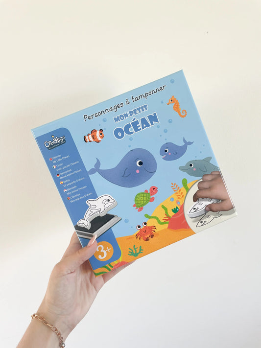 Coffret de tampons "Mon petit océan" pour enfants – boîte tenue en main sur fond blanc