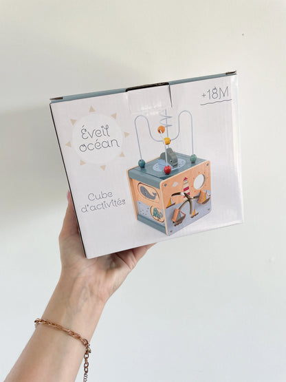 Cube d’éveil bébé océan – présentation du jouet avec packaging visible
