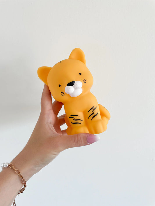 Veilleuse tigre pour bébé, tenue à la main sur un fond blanc

